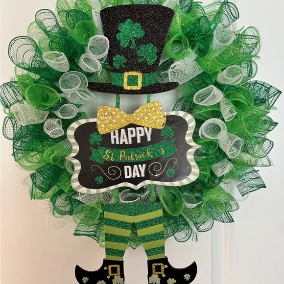 St. Patrick’s Day Green & White Decorative Mesh Wreath with glittery decor piece - Picture 9 of 10